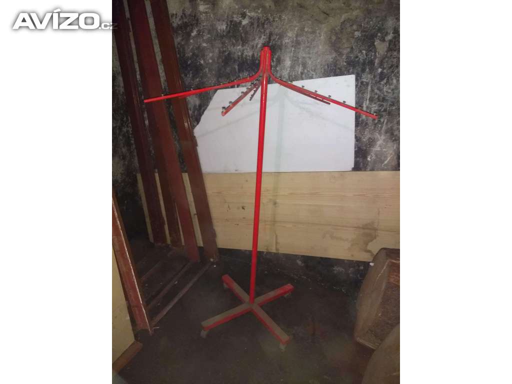 Prodám starší  věšák na oblečení -na kolečkách