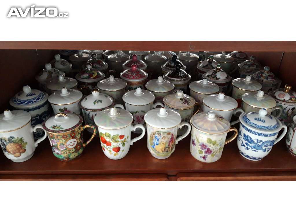 Sbírka porcelánových hrníčků s víčkem