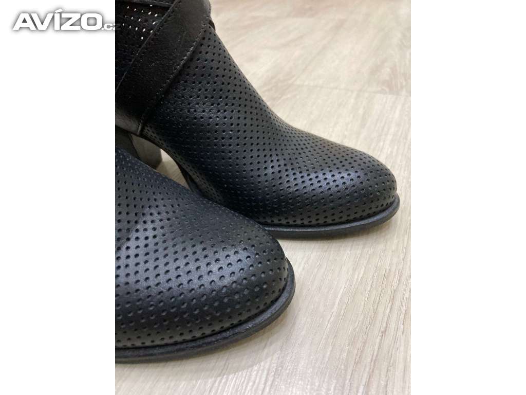 Kotníkové boty Baťa