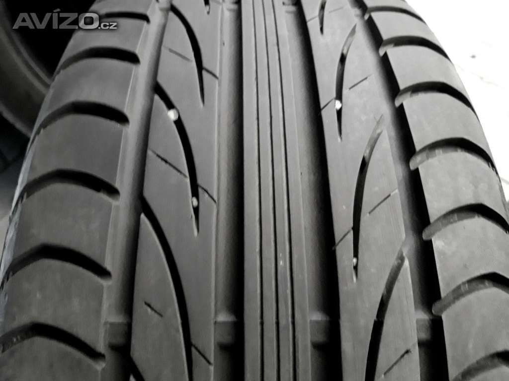 Prodám 2ks pěkných letních pneu 205/55 R16 Semperit