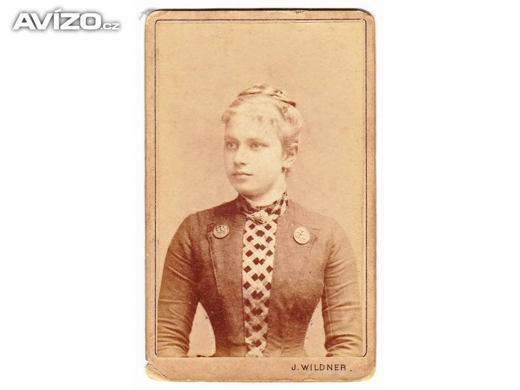 Hlavní fotka pro Starožitný fotoportrét mladé dámy na kartónu, rok cca 1875