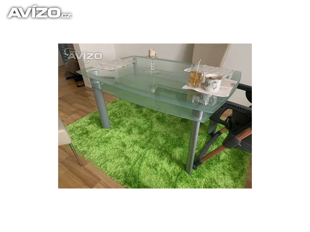 Prodám jídelní skleněný stůl.