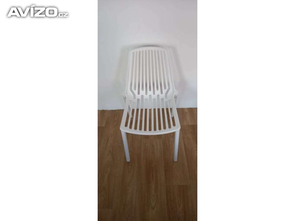 plastová pruhovaná židle bílá 