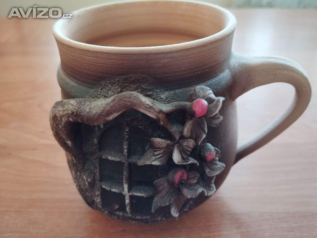 Keramika, porcelán: talíře, tácy, hrníčky, misky, figurky aj. Něco i zdarma