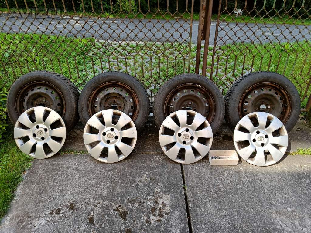 Zimní kola + originál poklice na Toyota Yaris