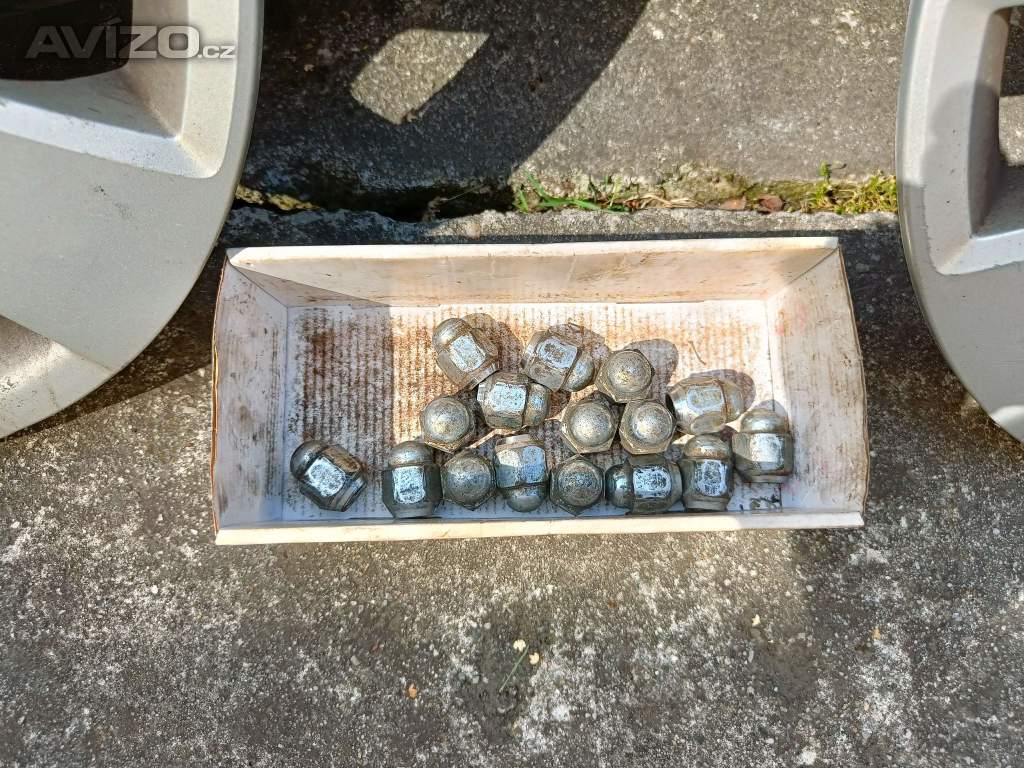 Foto inzerátu Zimní kola + originál poklice na Toyota Yaris