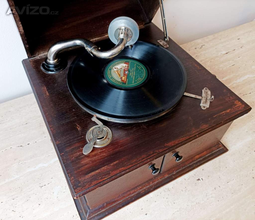 Starožitný stolní gramofon ve dřevěné skříni značky Carnophon, rok výroby 1905