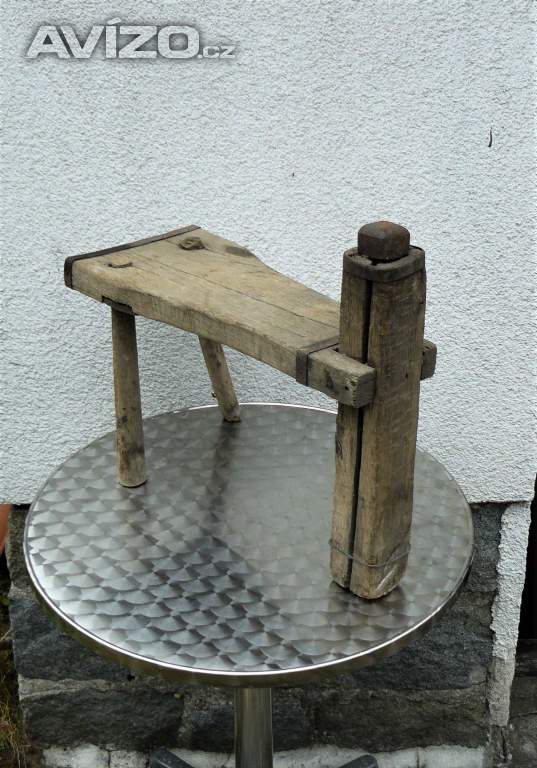 Historická venkovská naklepávací stolička s babkou