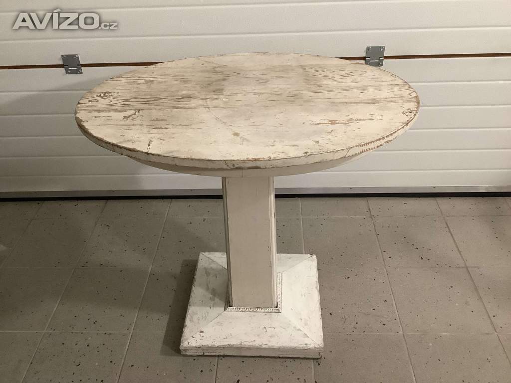 Starý oválný dřevěný stůl