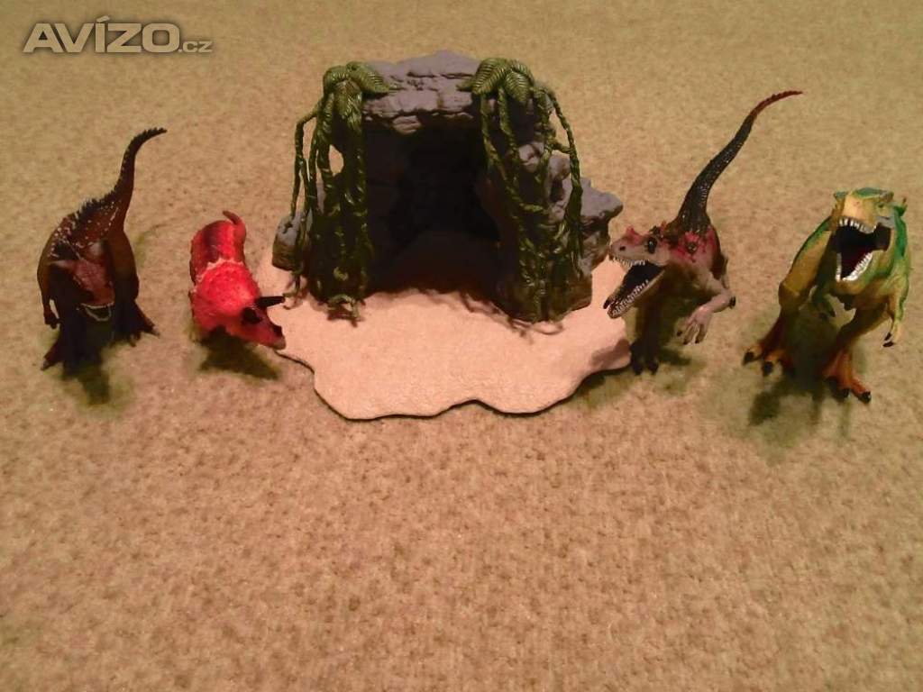 Propracované figurky dinosaurů a jeskyně.