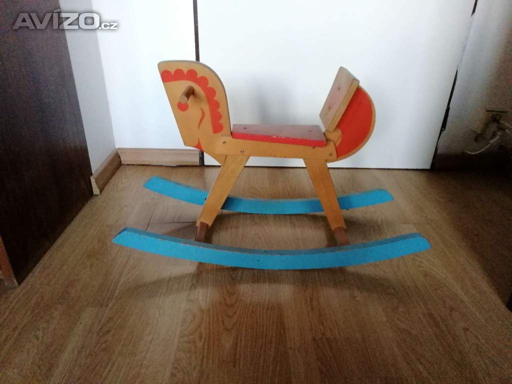 Prodám zachovalého houpacího dřevěného koníka