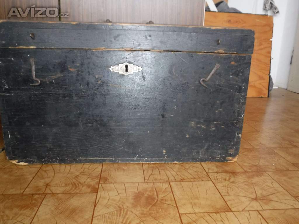 Starý dřevěný vojenský kufr