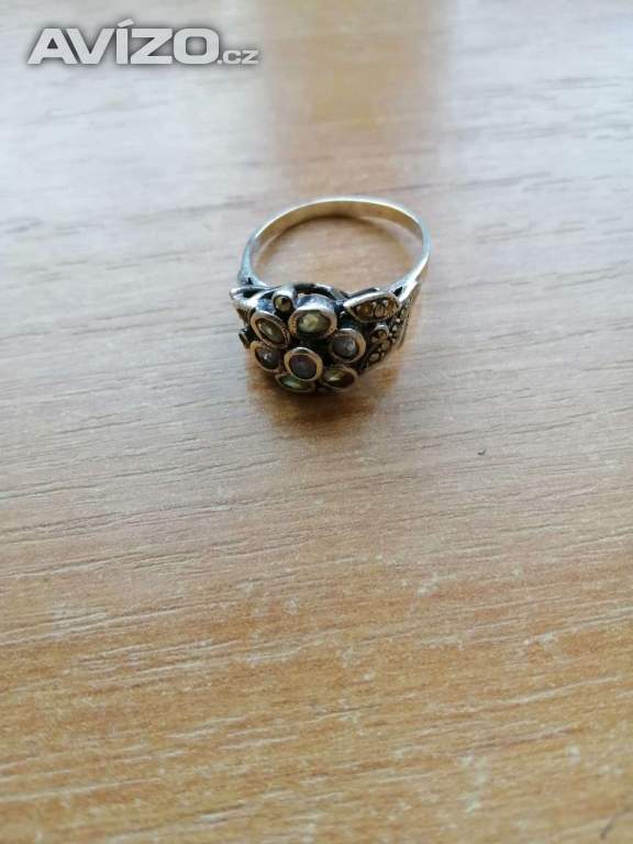 Prsten stříbrný s kameny tvar květina, vnitřní průměr prstenu 20 mm, váha 5g