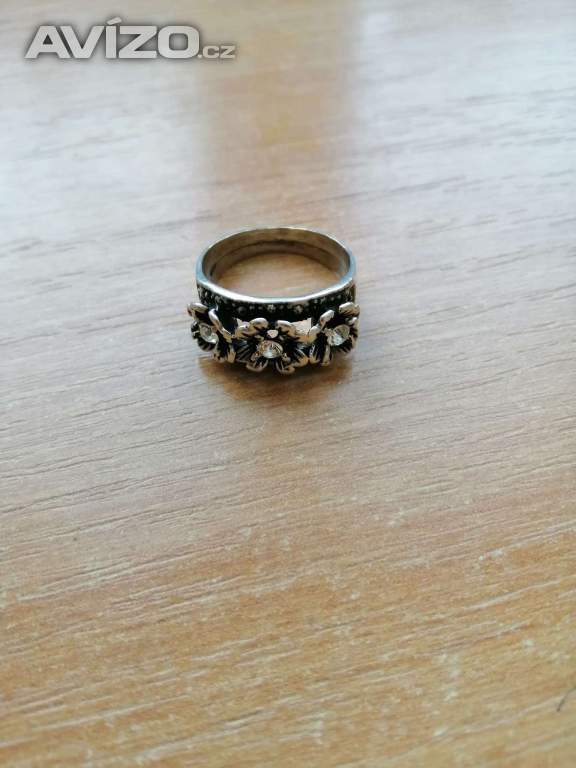 Prsten stříbrný - tři květy s kameny, vnitřní průměr prstenu 19mm, váha 6g