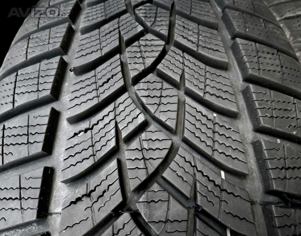 1ks zánovní zimní pneu 225/45 R18 Goodyear