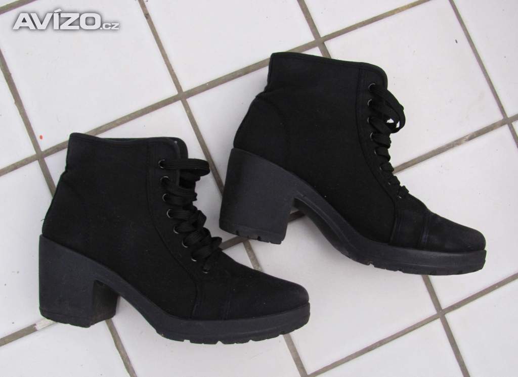 Černé kotníkové boty