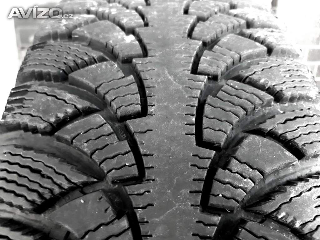 Sada pěkných zimních pneu 225/50 R17 Vraník 