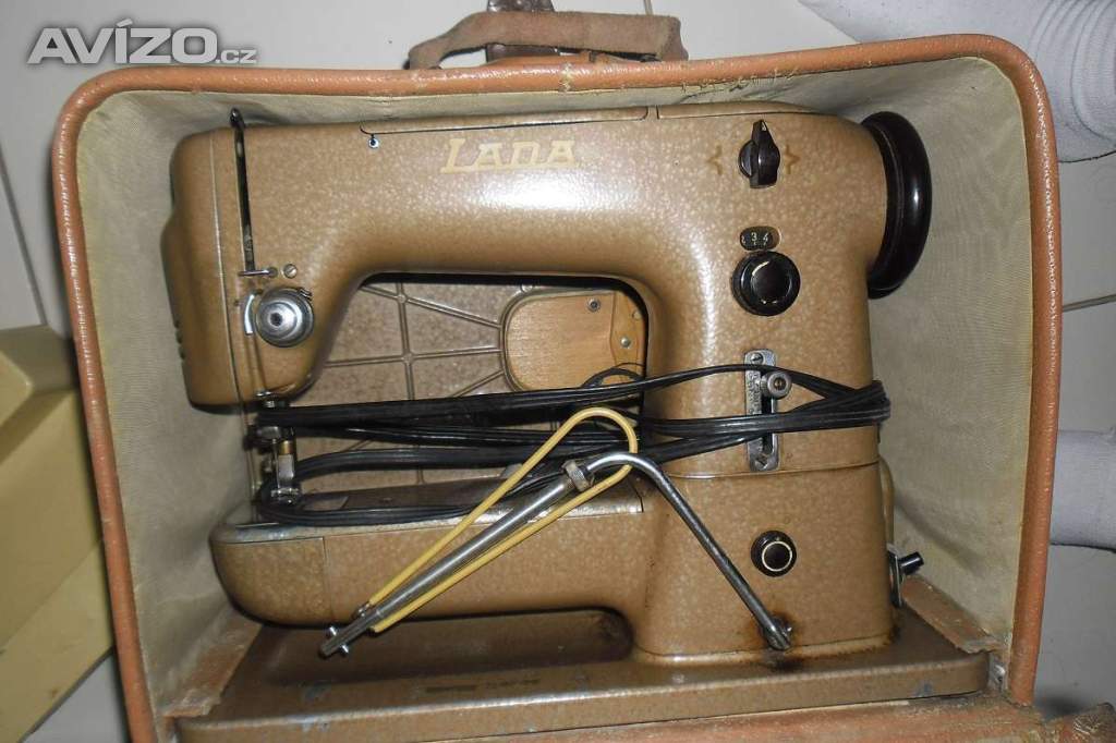 Prodám: zachovalý a nepoškozený šicí stroj LADA, cena 2.800 Kč
