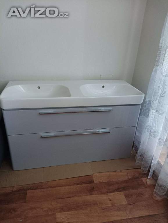 Koupelnová skříňka s keramickým dvojím umyvadlem 