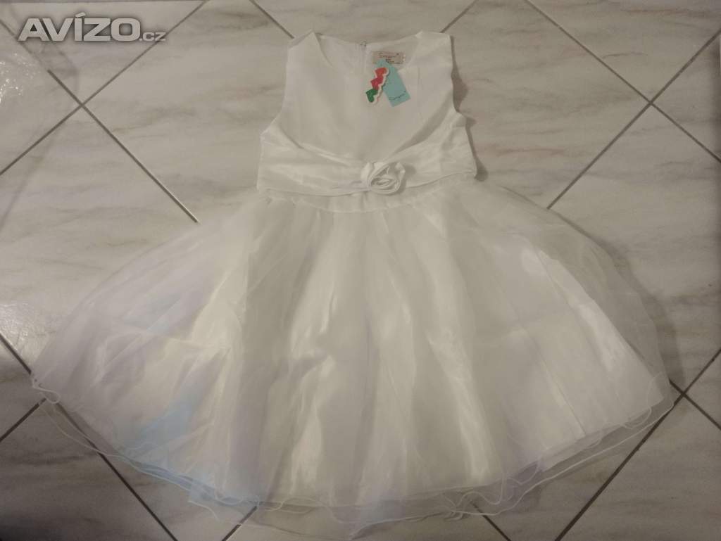 Nové dívčí bílé šaty.