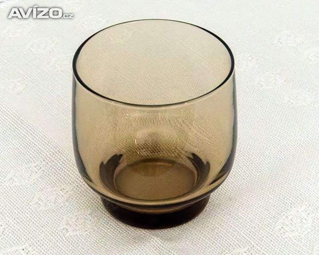 Porcelánové tácy zn. Bernadotte. Hrnky. Sklo na víno, whisky, brandy. Jiná keramika a sklo.