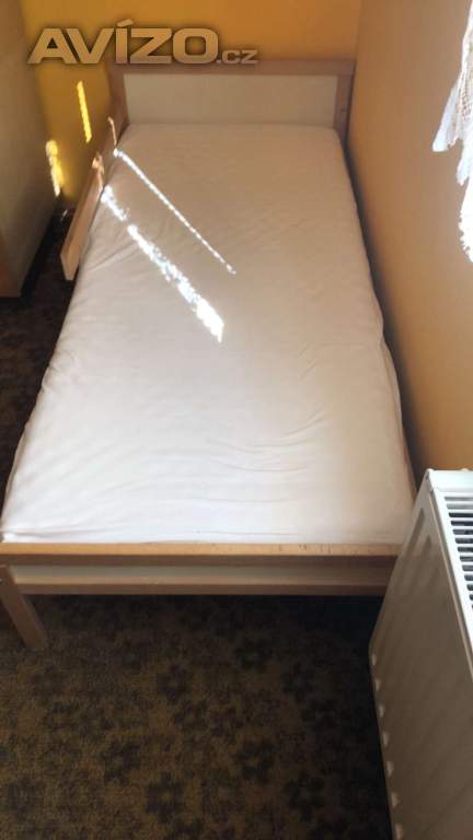 prodám dřevěná postel 165 x 76 cm + matrace 160 x 70 cm