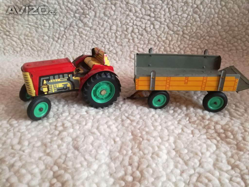 Traktor s valníkem, plechová hračka na klíček