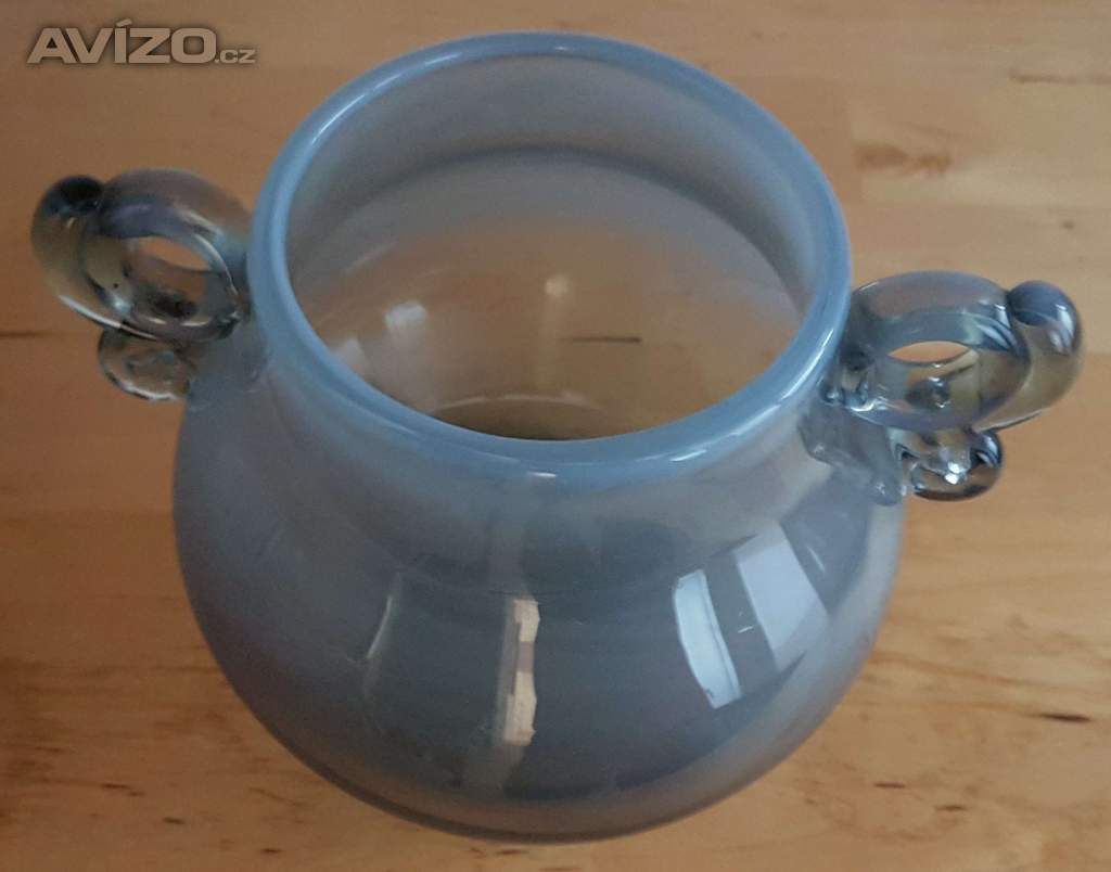 Pěkná skleněná vázička.