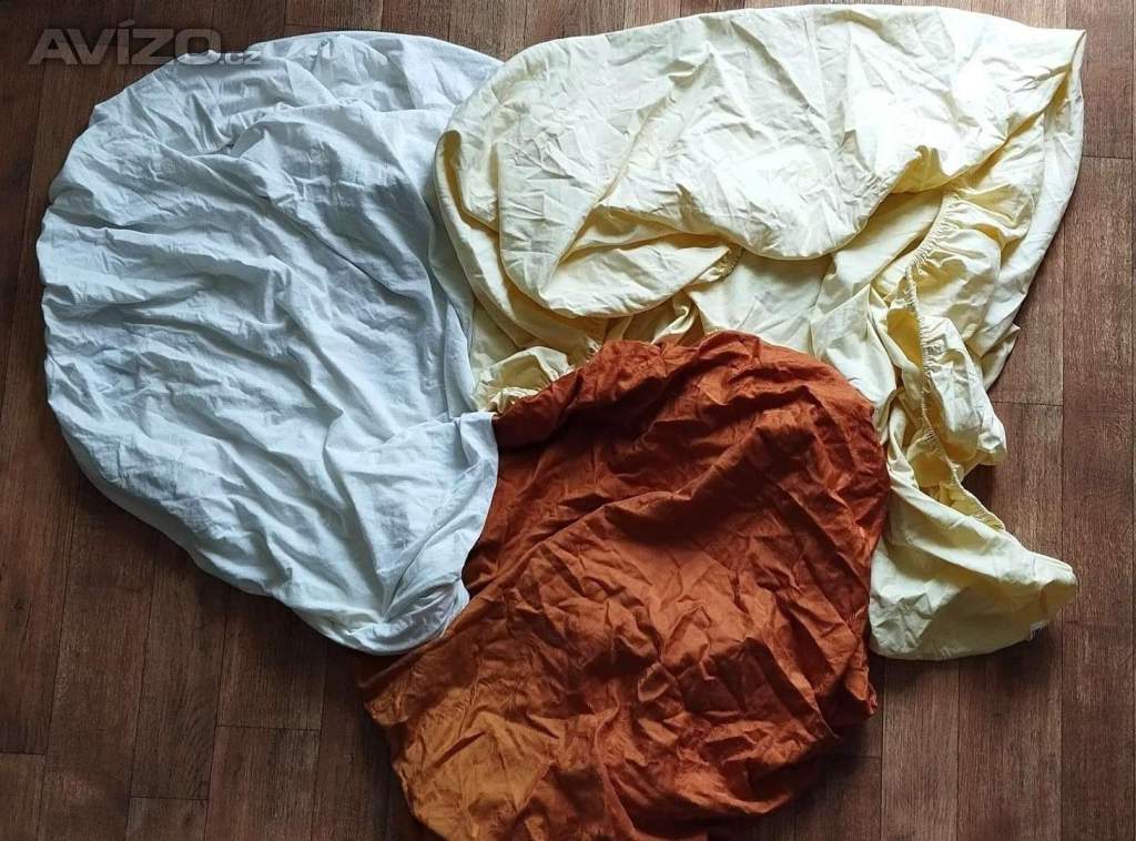 Hodně vycpaná a teplá peřina plněná prachovým husím peřím. Čtyři prostěradla Veba.