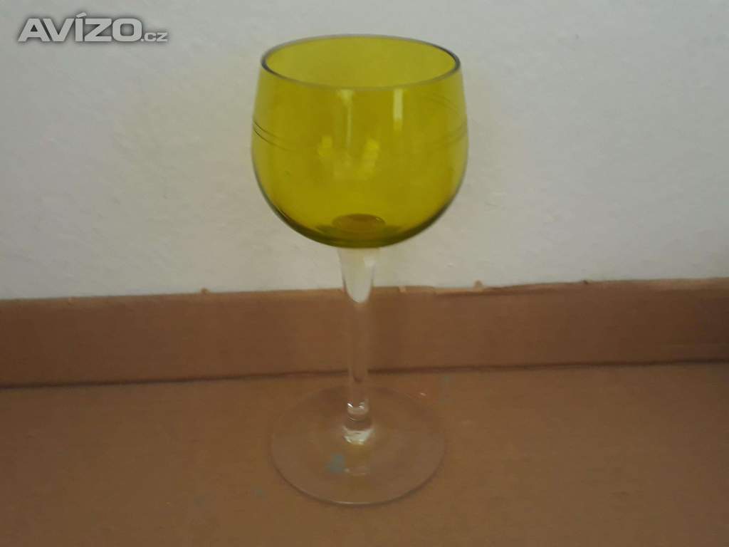 Sklenička stopková žlutozelená 