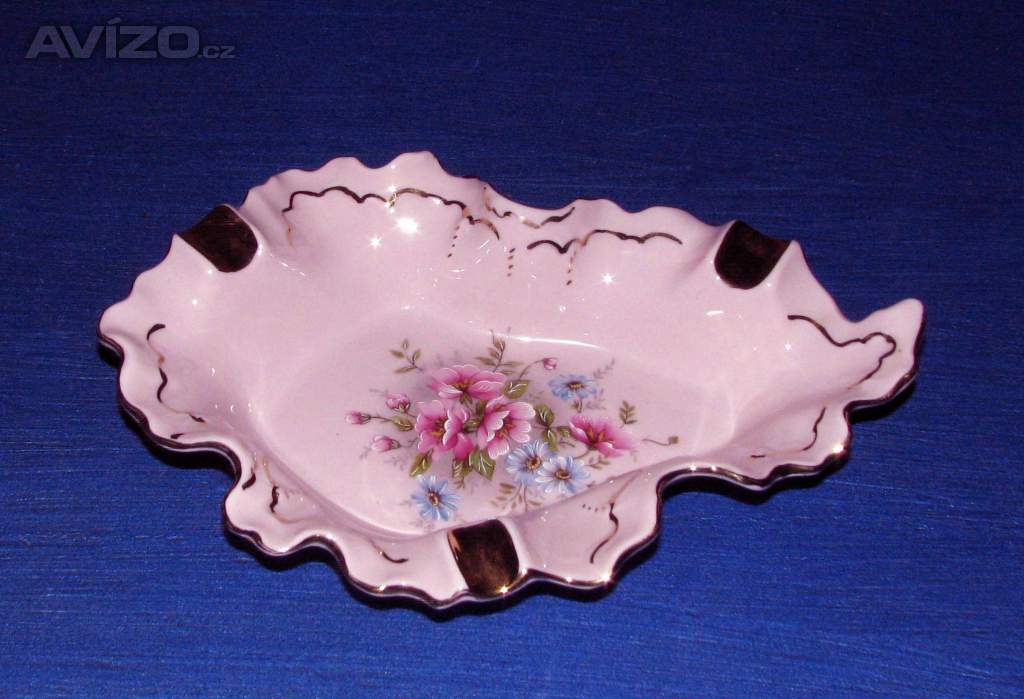 Výborná cena – popelník z růžového porcelánu