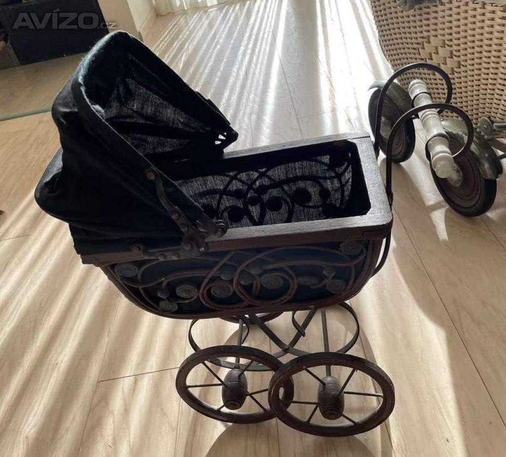 Starožitný proutěný malý kočárek pro panenky