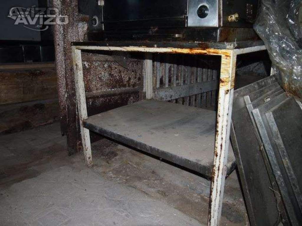 železný stůl s nerez. povrchem