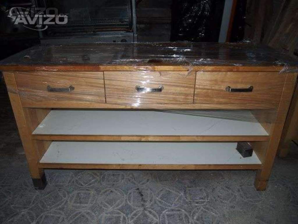dřevěný stůl se šuplíky