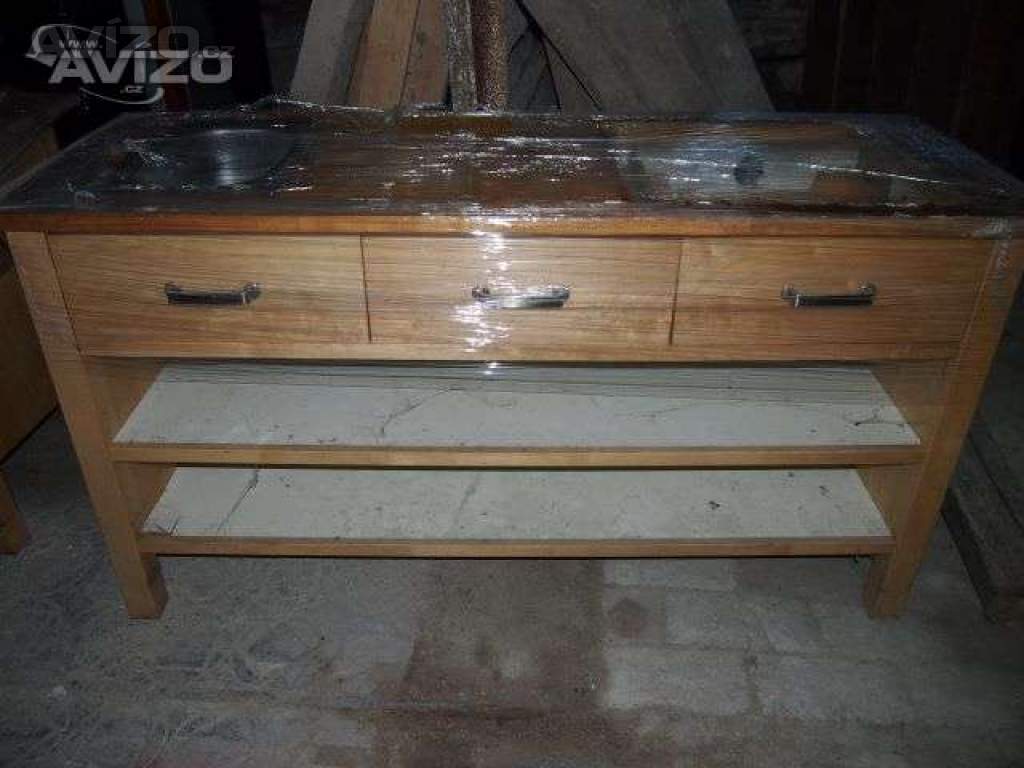 dřevěný stůl se šuplíky a dřezem