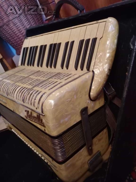 Prodám akordeon s kufříkem 
