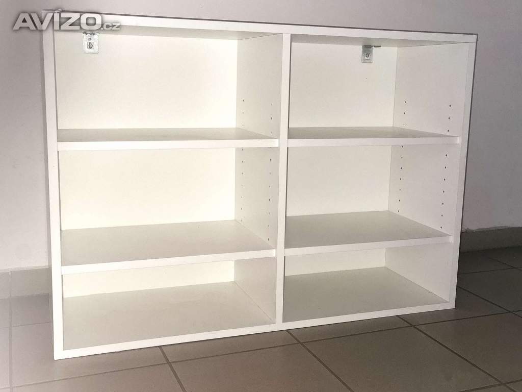 Bílá regálová  komoda v bezvadném stavu.