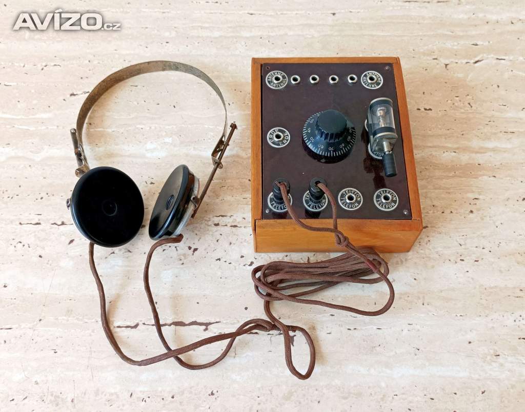 Starožitná krystalka (rádio) v dřevěné bedničce z 20. let, sluchátka