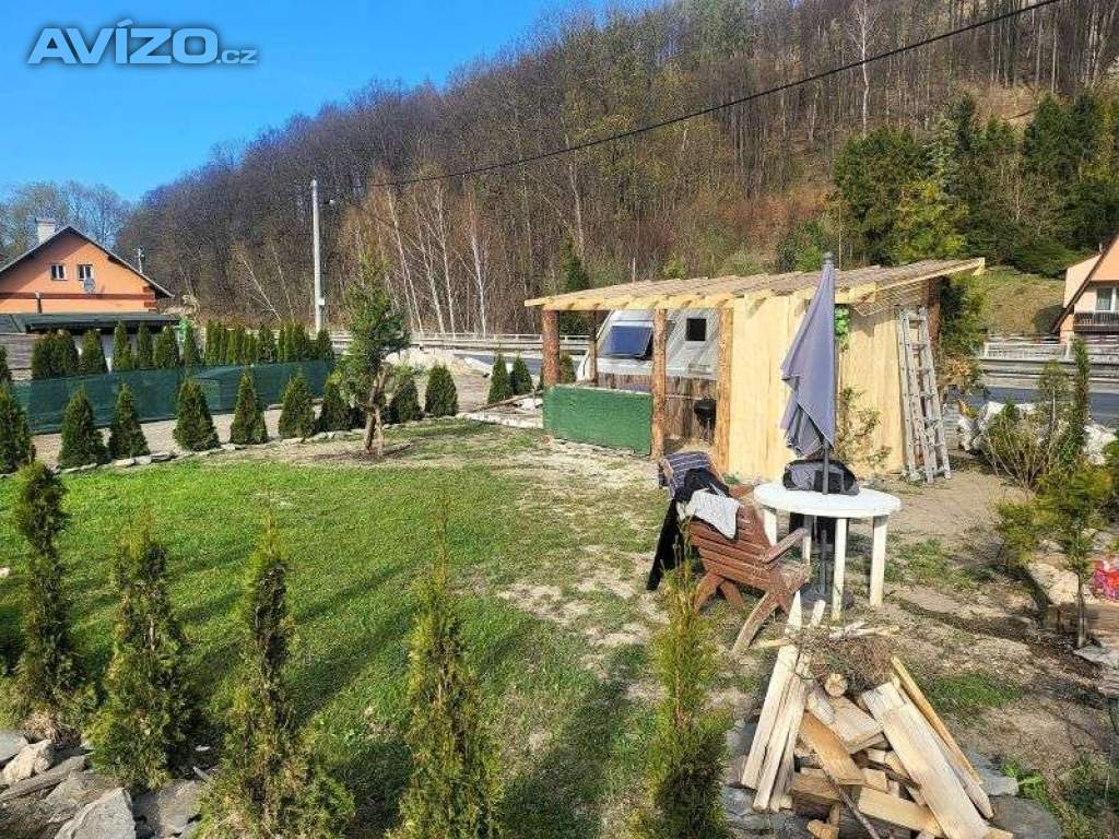 Zahrada se zařízeným karavanem, teplá voda, elektřina... V zimě se neplatí...
