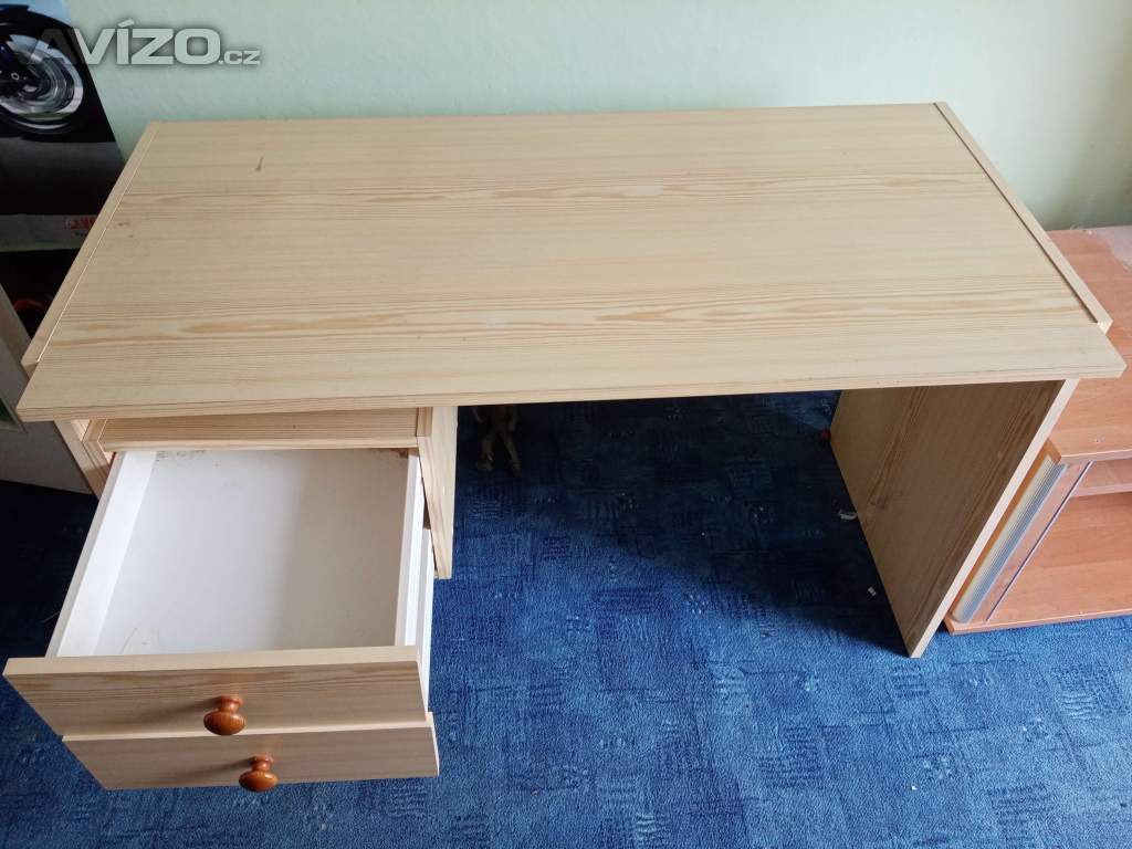 Prodám stoly a kočárek 