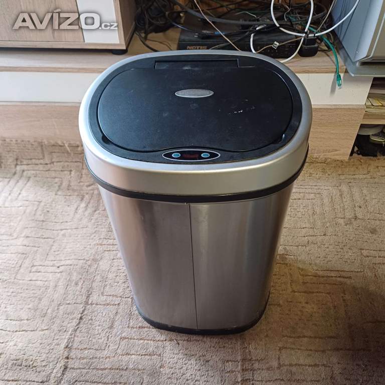 Bezdotykovy odpadkový kos