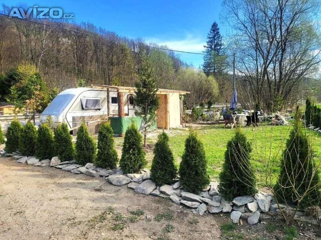 Zahrada se zařízeným karavanem, teplá voda, elektřina, venkovní vířivka, 6.000 Kč/měsíc. 