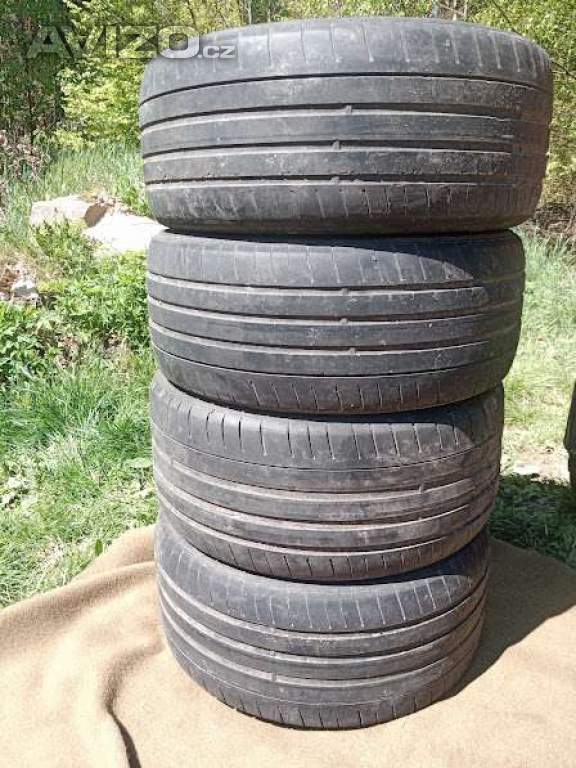 Prodám ojeté 2 ks pneu 225/40 R18 a 2 ks 255/35 R18 Dunlop