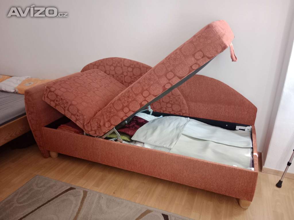 Postel s úložným prostorem 