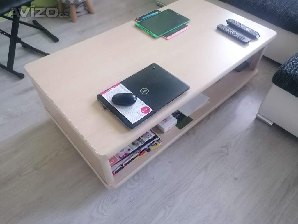 Dřevěný konferenční stůl 
