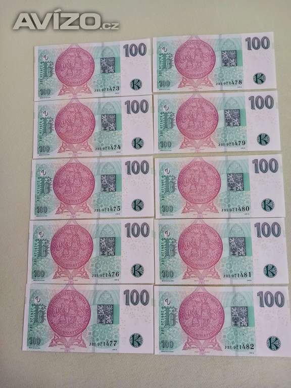 10 kusů bankovek hodnoty 100 Kč číselně jdoucí za sebou.