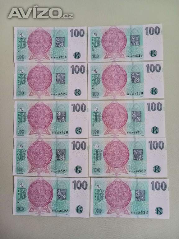 10 kusů bankovek hodnoty 100 Kč číselně jdoucí za sebou