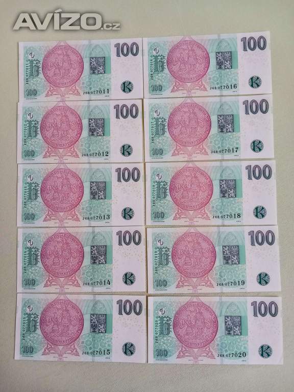 10 kusů bankovek hodnoty 100 Kč číselně jdoucí za sebou.