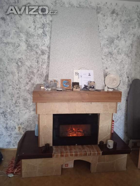 Dekorační krb sviti