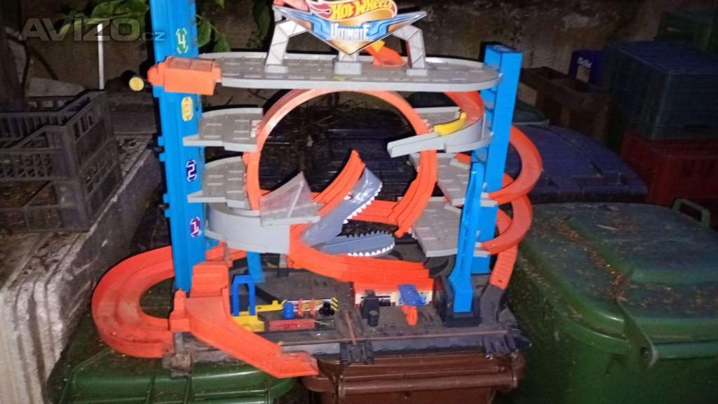 Prodám garáž hot wheels shark